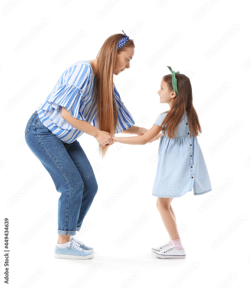 白人背景下跳舞的年轻女子和她的小女儿