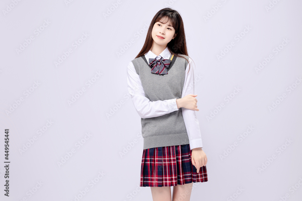 穿着中学制服的漂亮亚洲女孩