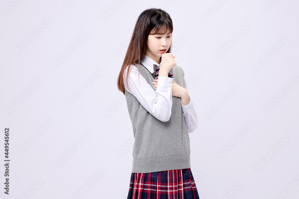 穿着中学制服的漂亮亚洲女孩