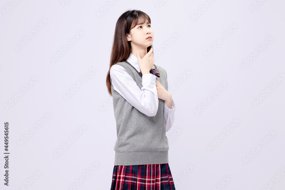 穿着中学制服的漂亮亚洲女孩