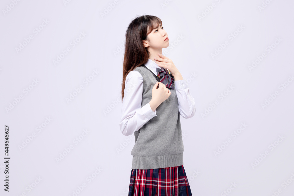 穿着中学制服的漂亮亚洲女孩