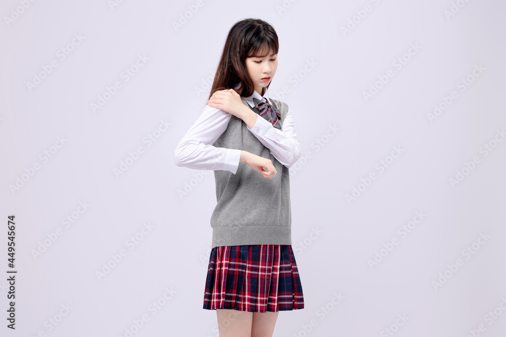 穿着中学制服的漂亮亚洲女孩