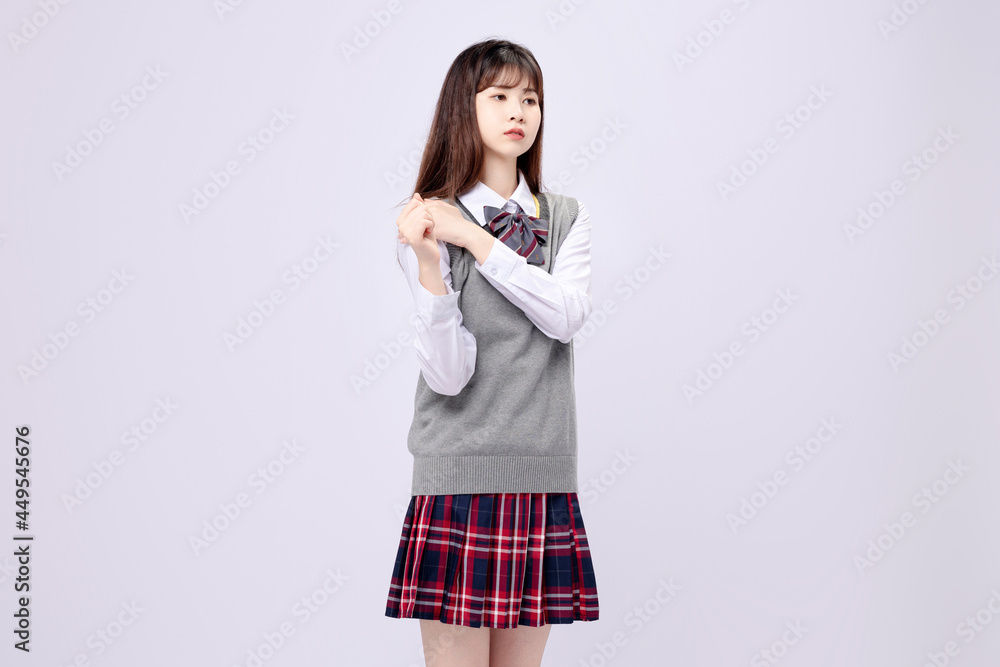 穿着中学制服的漂亮亚洲女孩