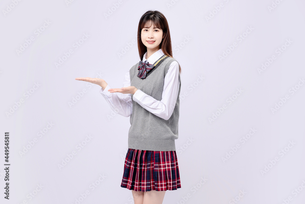 穿着中学制服的漂亮亚洲女孩