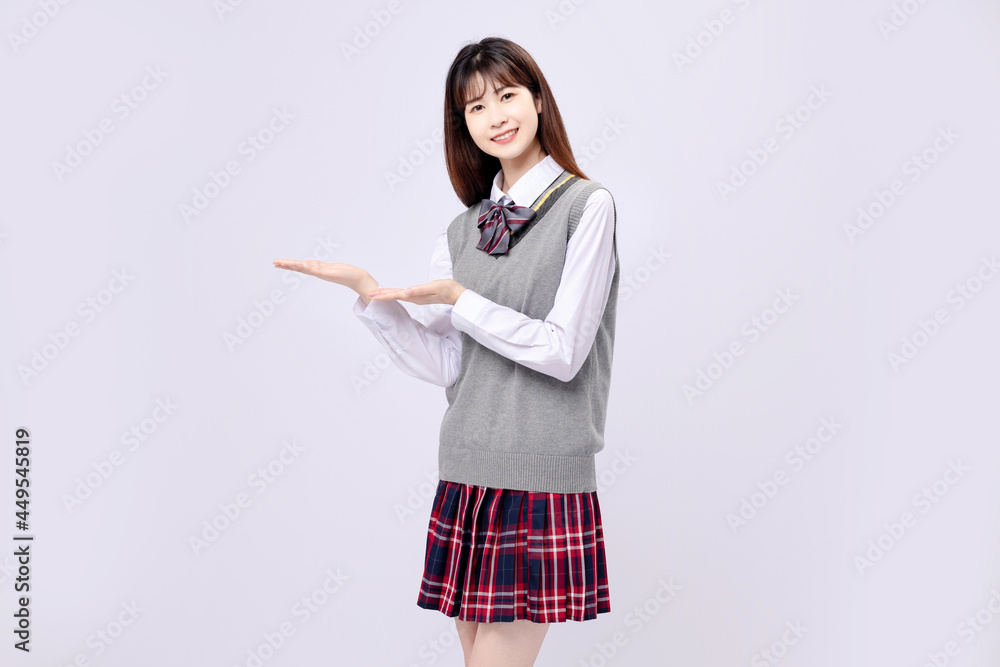 穿着中学制服的漂亮亚洲女孩