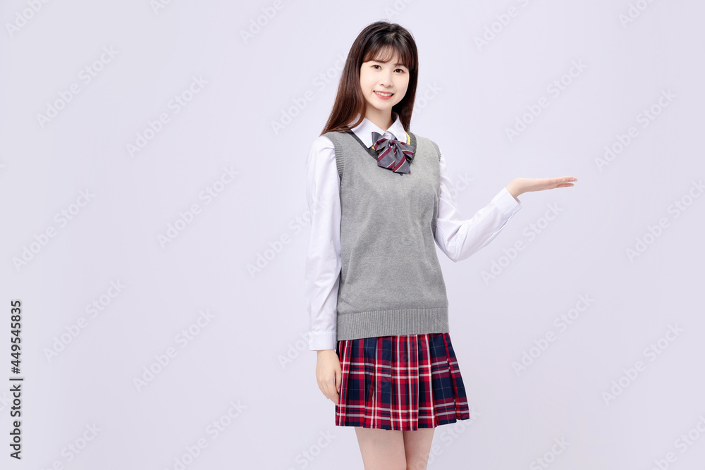 穿着中学制服的漂亮亚洲女孩