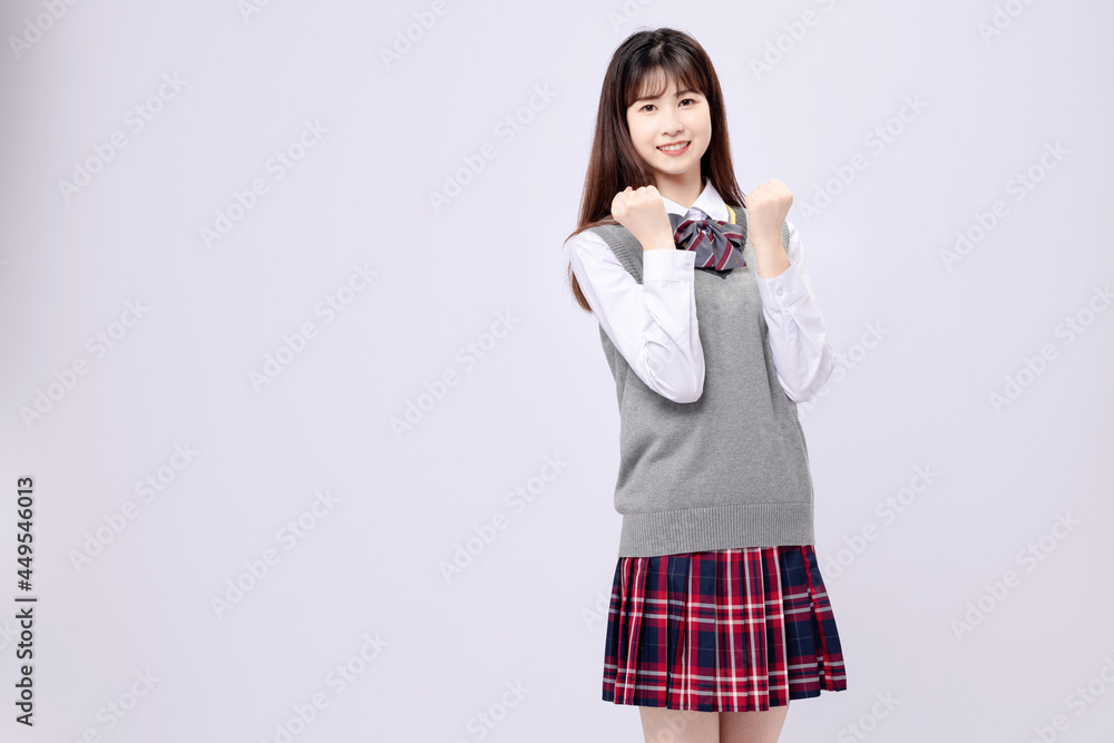 穿着中学制服的漂亮亚洲女孩