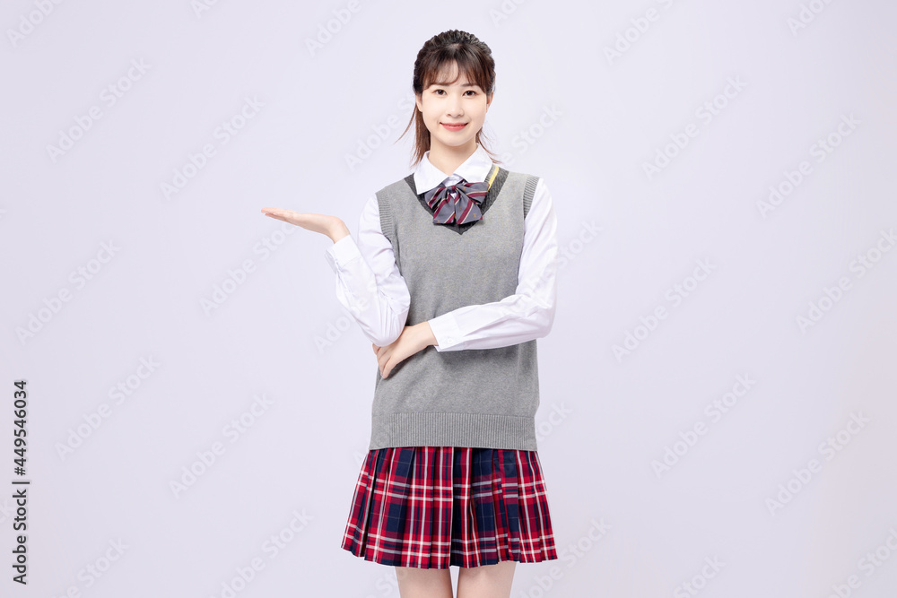 穿着中学制服的美丽亚洲女孩