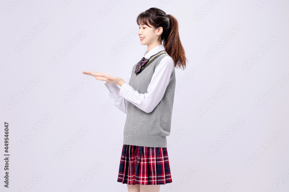 穿着中学制服的漂亮亚洲女孩