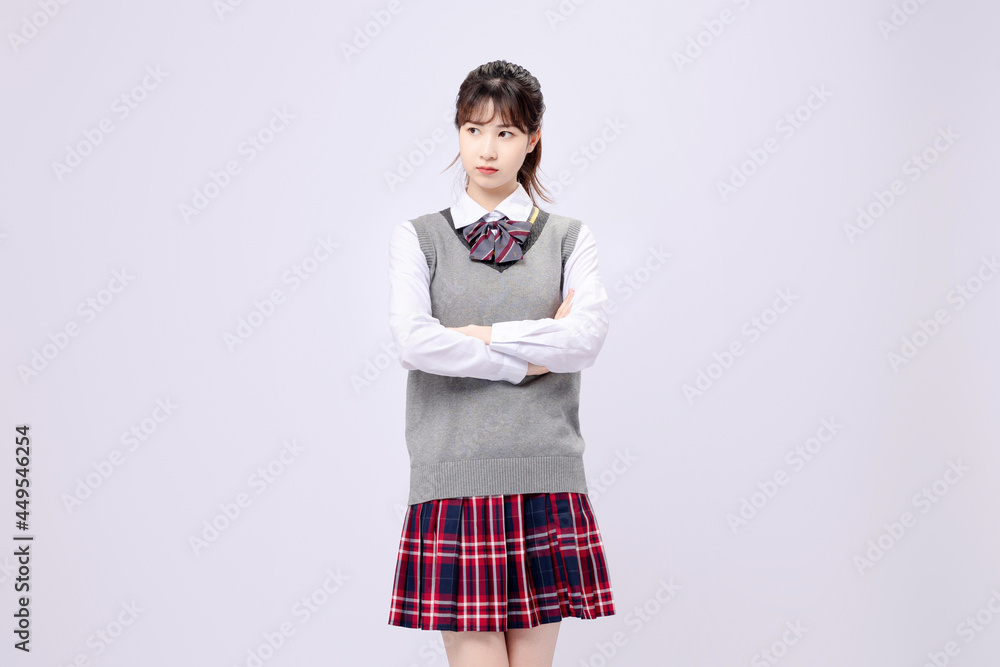 穿着中学制服的漂亮亚洲女孩