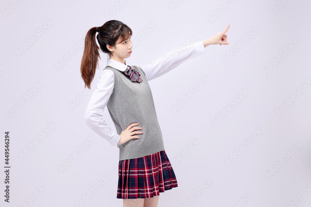 穿着中学制服的漂亮亚洲女孩