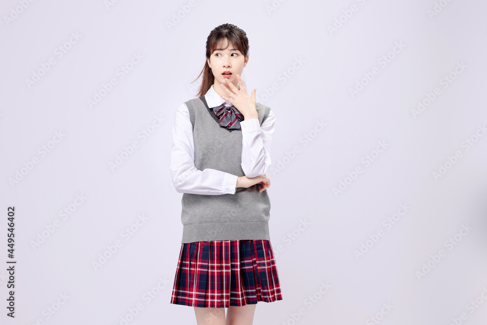 穿着中学制服的漂亮亚洲女孩