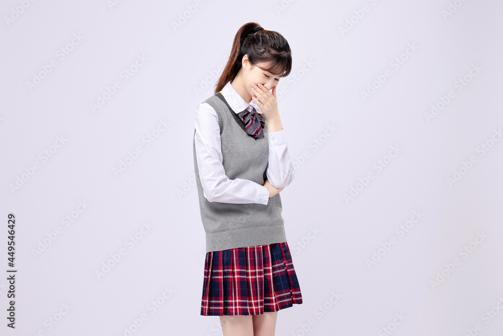 穿着中学制服的漂亮亚洲女孩