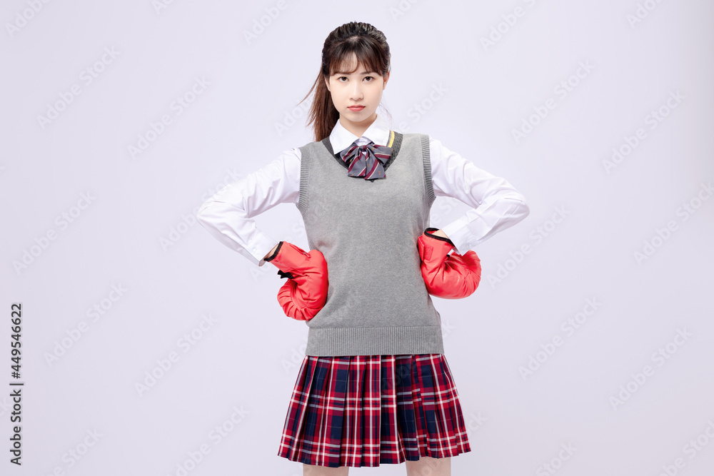 穿着中学制服的漂亮亚洲女孩