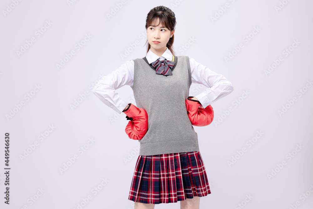 穿着中学制服的漂亮亚洲女孩