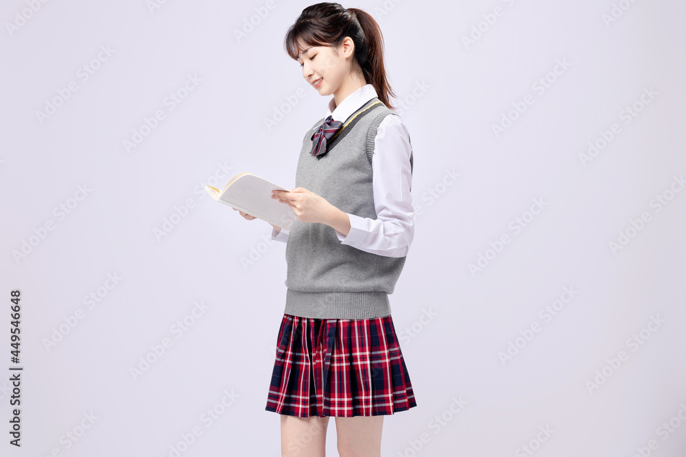 穿着中学制服的漂亮亚洲女孩