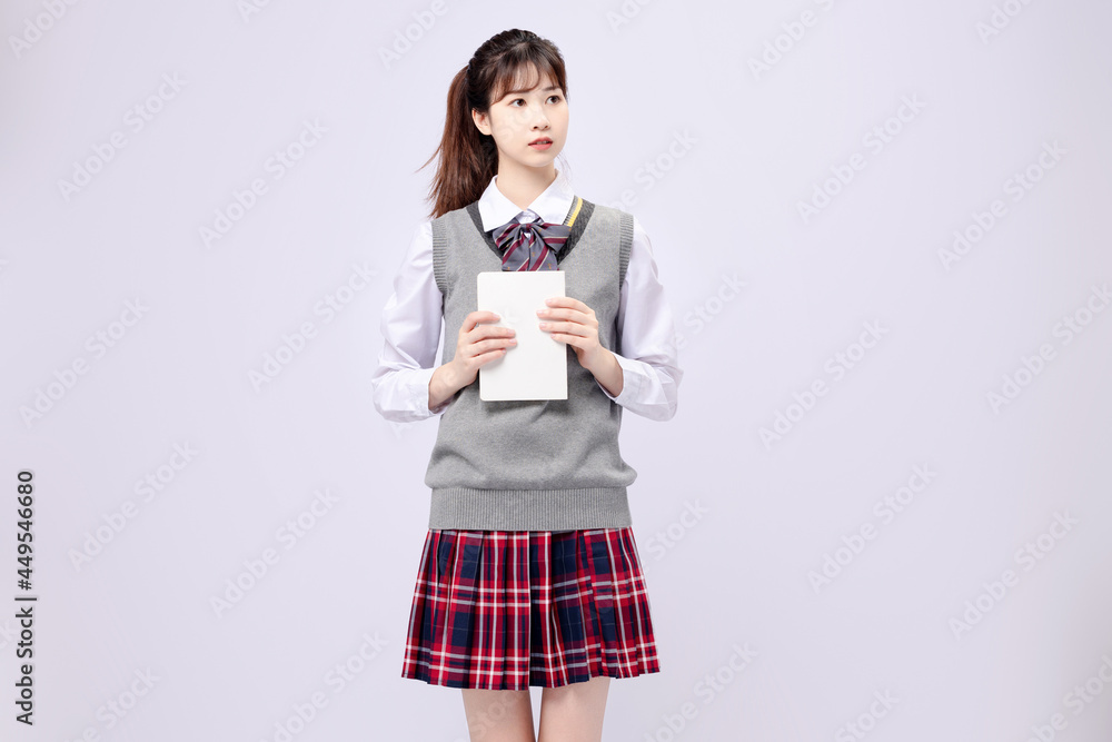 穿着中学制服的漂亮亚洲女孩