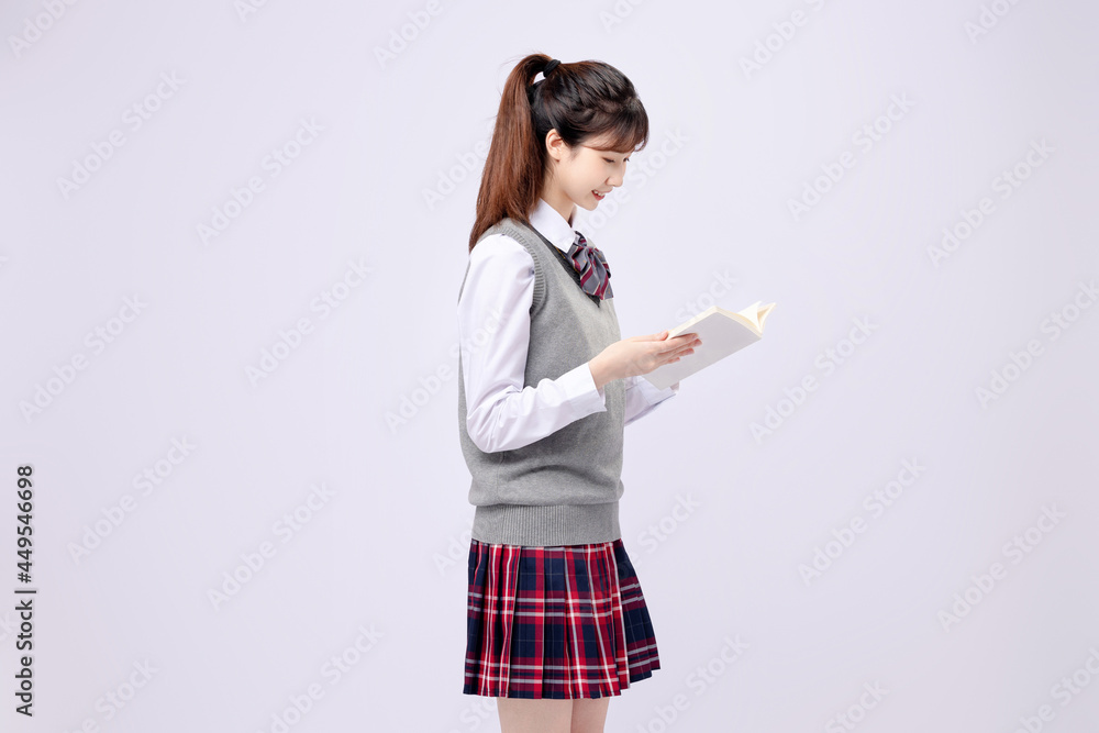 穿着中学制服的漂亮亚洲女孩