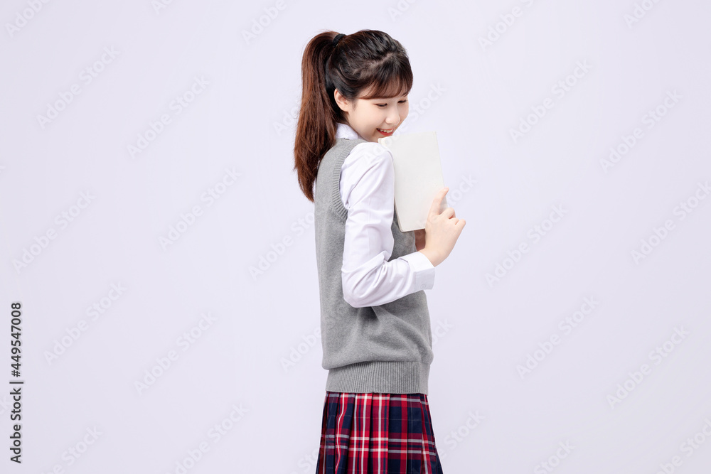 穿着中学制服的漂亮亚洲女孩