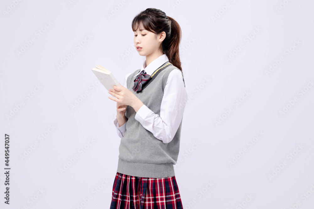 穿着中学制服的漂亮亚洲女孩