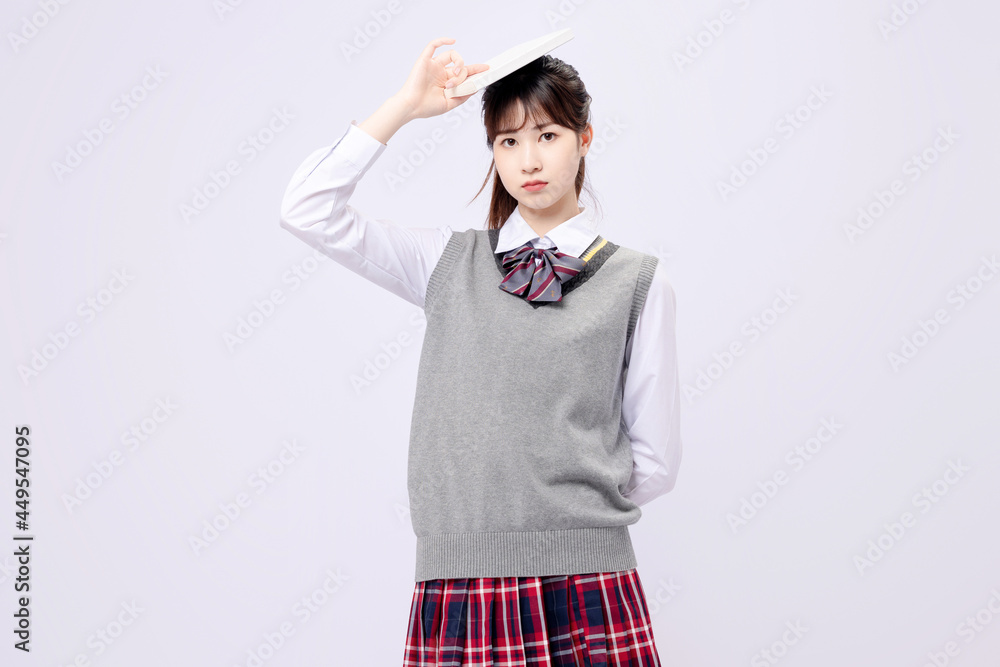 穿着中学制服的漂亮亚洲女孩