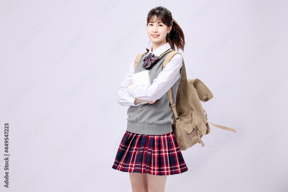 穿着中学制服的漂亮亚洲女孩