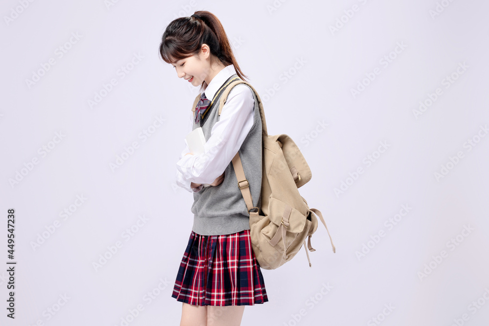 穿着中学制服的漂亮亚洲女孩