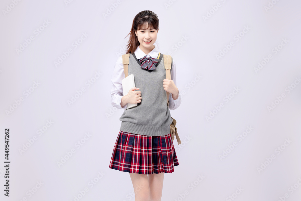 穿着中学制服的美丽亚洲女孩