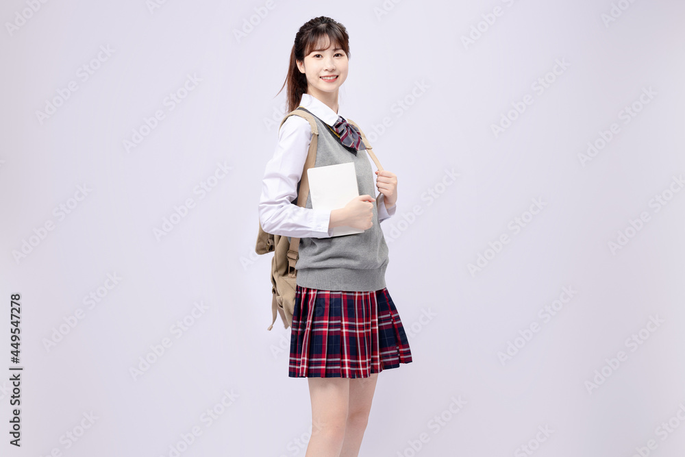 穿着中学制服的美丽亚洲女孩