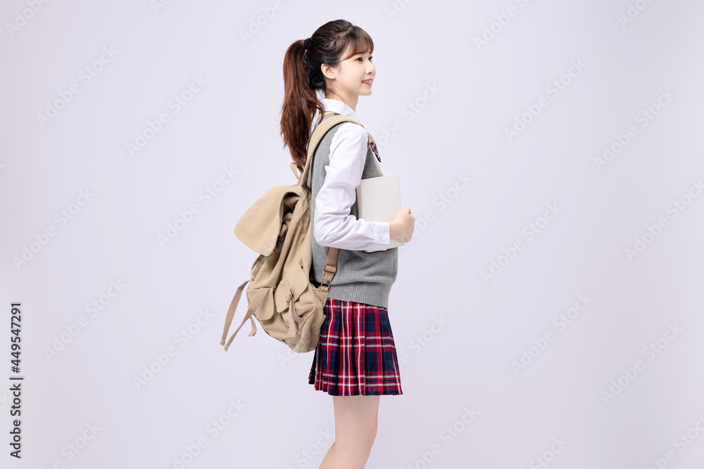 穿着中学制服的漂亮亚洲女孩