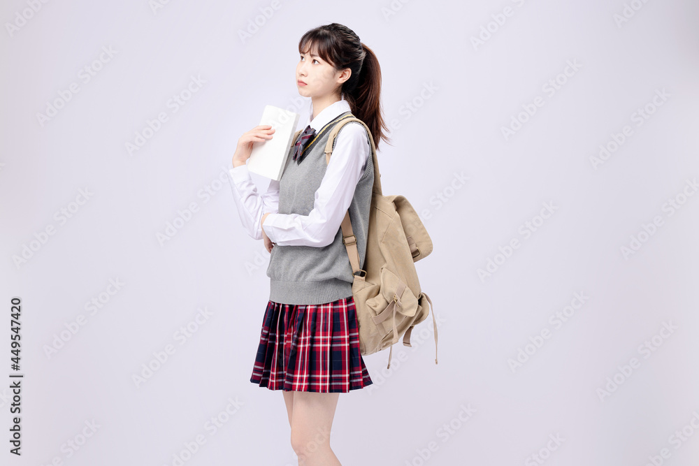 穿着中学制服的漂亮亚洲女孩