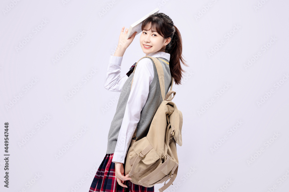 穿着中学制服的漂亮亚洲女孩