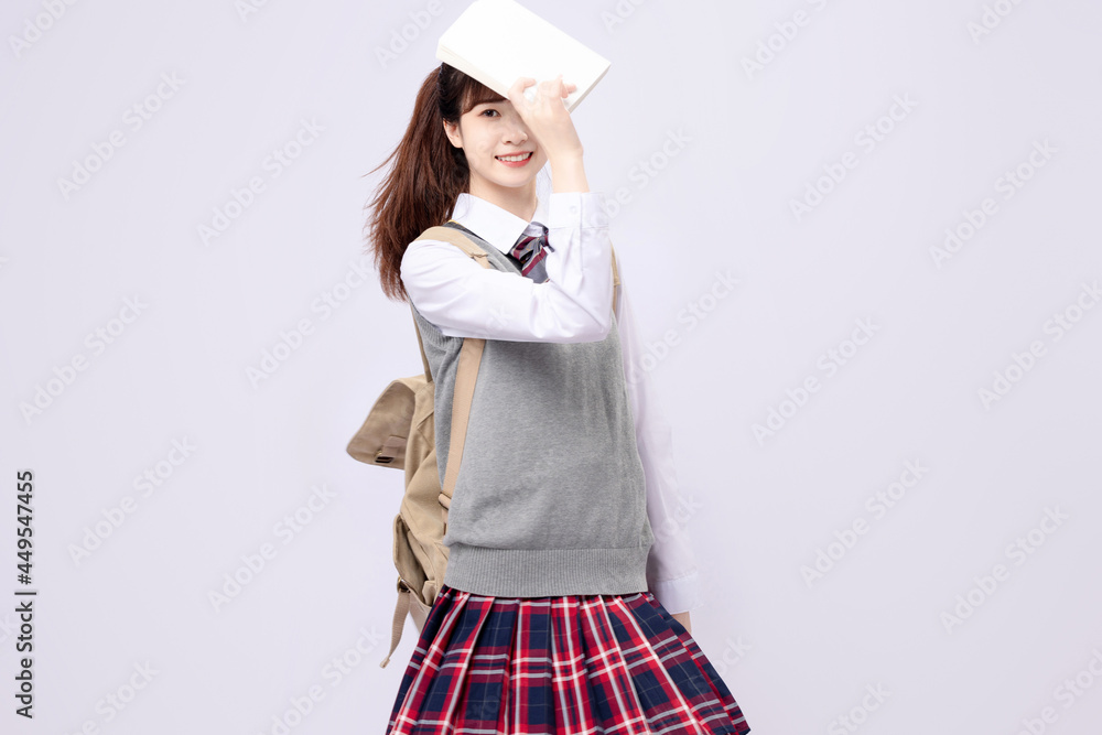 穿着中学制服的漂亮亚洲女孩