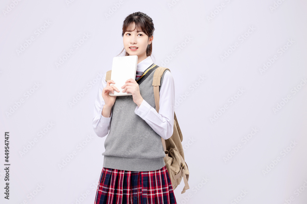 穿着中学制服的漂亮亚洲女孩