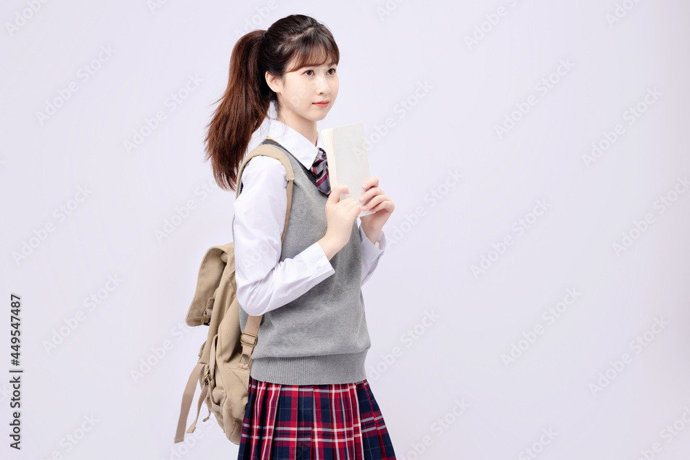 穿着中学制服的漂亮亚洲女孩