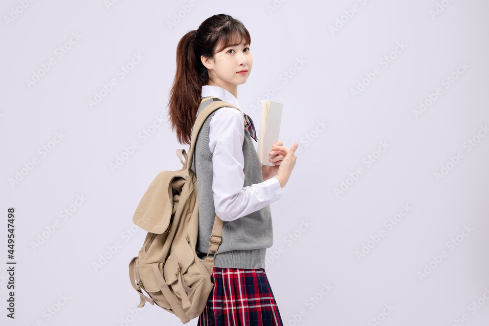 穿着中学制服的漂亮亚洲女孩