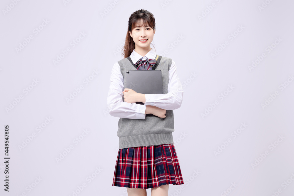 穿着中学制服的漂亮亚洲女孩