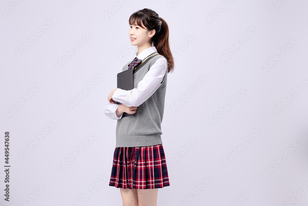 穿着中学制服的漂亮亚洲女孩