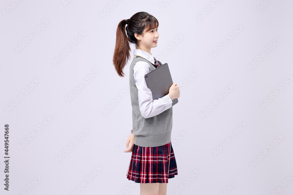 穿着中学制服的漂亮亚洲女孩