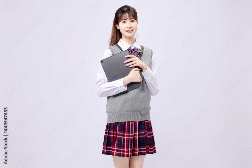 穿着中学制服的漂亮亚洲女孩