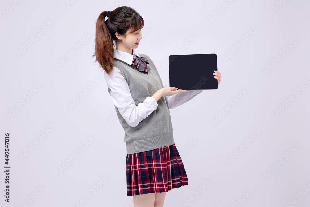 穿着中学制服的漂亮亚洲女孩