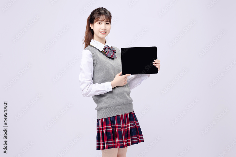 穿着中学制服的漂亮亚洲女孩