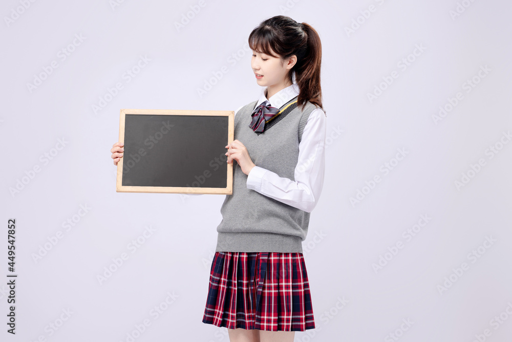 穿着中学制服的漂亮亚洲女孩