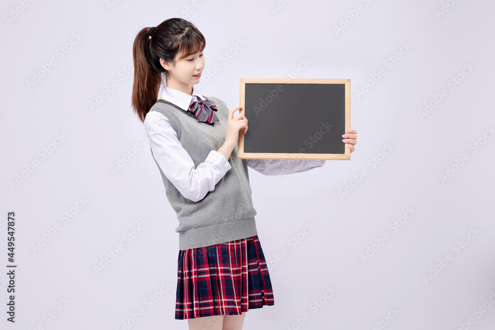 穿着中学制服的漂亮亚洲女孩