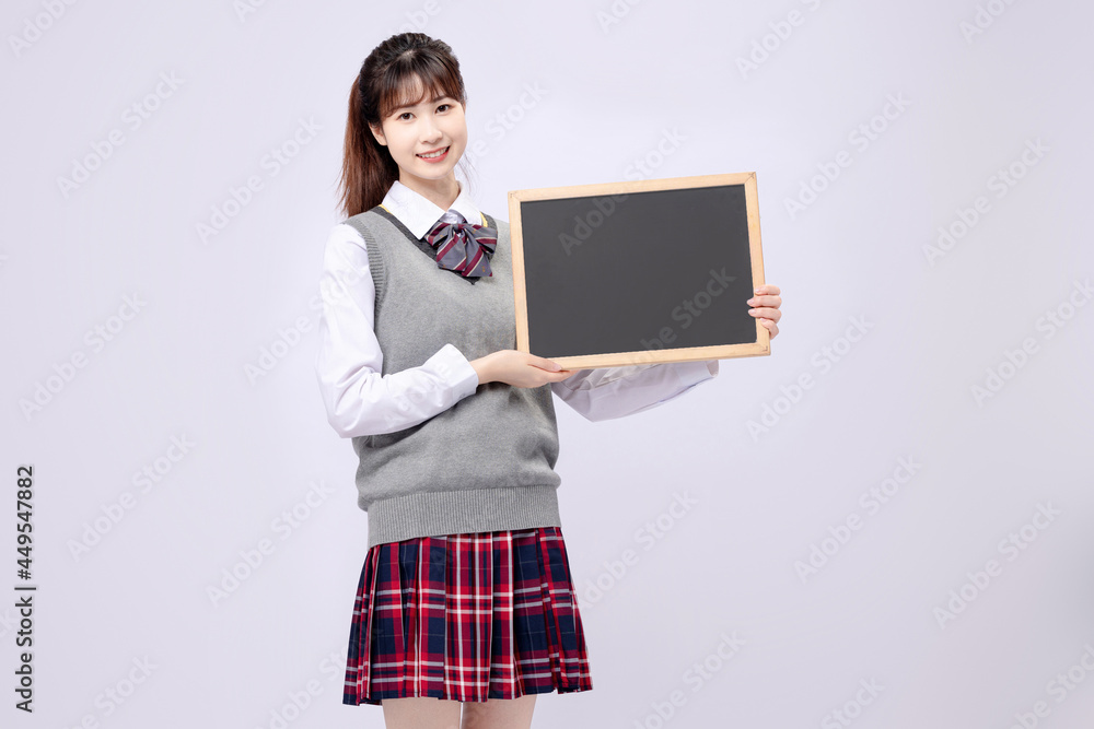 穿着中学制服的漂亮亚洲女孩