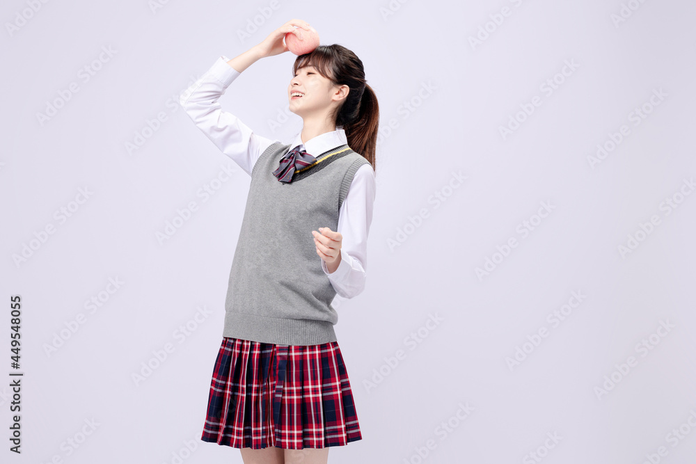 穿着中学制服的漂亮亚洲女孩