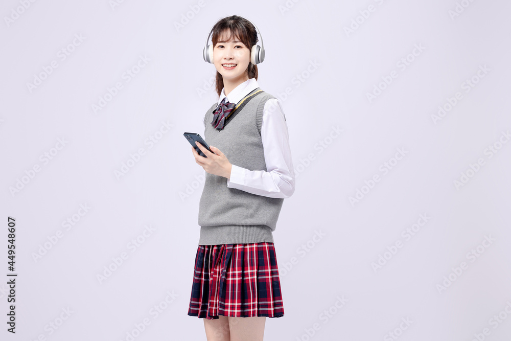 穿着中学制服的漂亮亚洲女孩