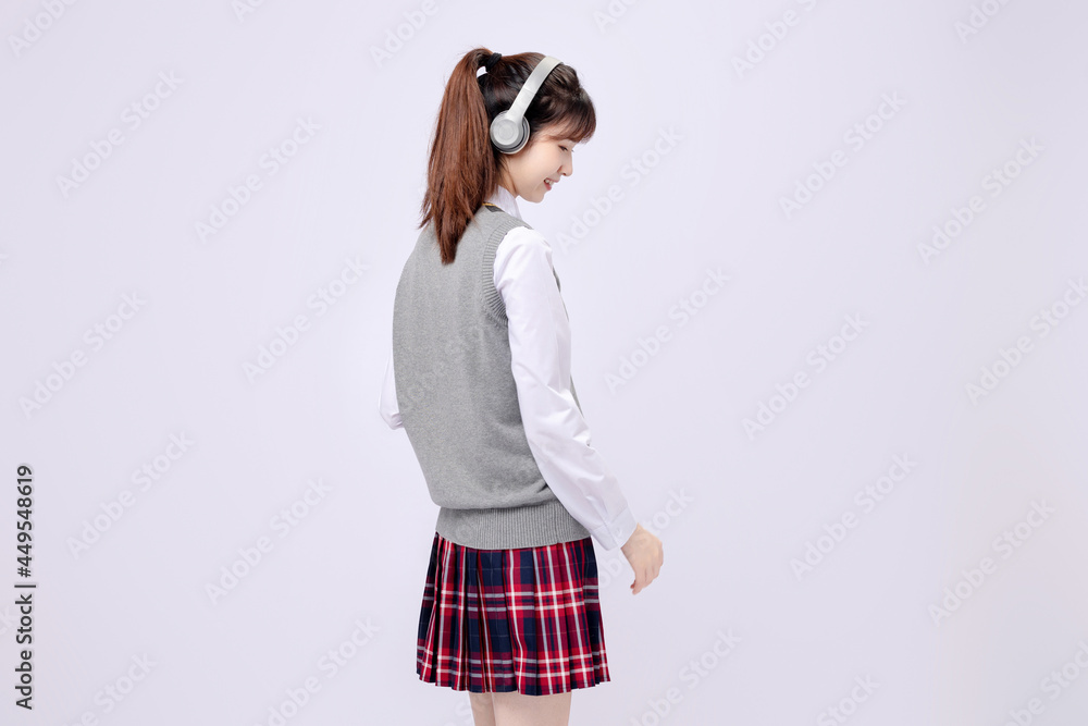 穿着中学制服的漂亮亚洲女孩