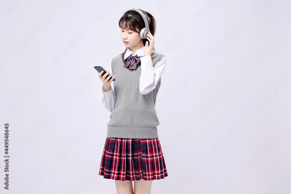 穿着中学制服的漂亮亚洲女孩