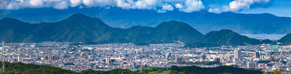 海と山に囲まれた日本の地方都市